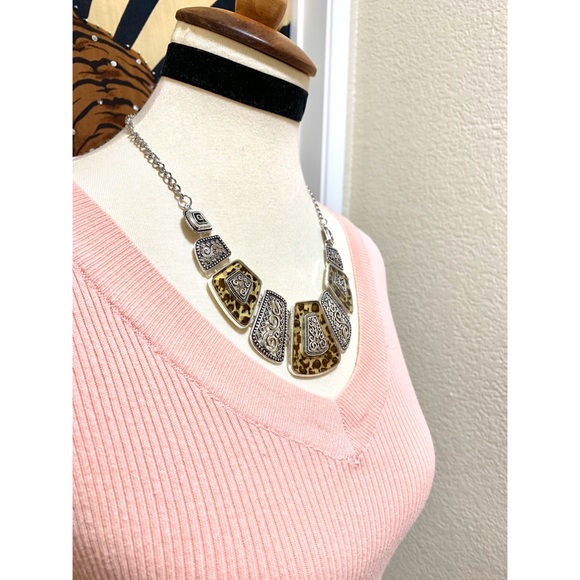 π Stylish leopard deco necklace - Picture 2 of 5